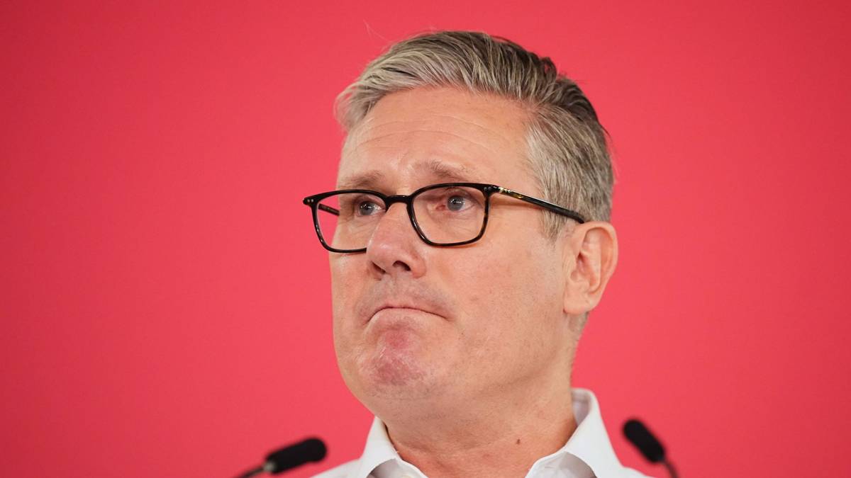 Keir Starmer brit miniszterelnök beszél a múlt heti választások helyzetértékelőjén Londonban 2026. május 11-én. (Fotó: MTI/AP/PA/James Manning)