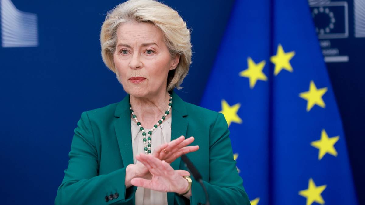 Ursula von der Leyen, az Európai Bizottság elnöke sajtóértekezleten Brüsszelben 2026. április 15-én (Fotó: MTI/EPA/Olivier Hoslet)