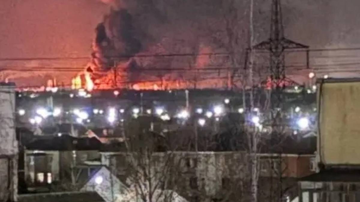 Lángokban egy orosz olajfinomító. Fotó:Telegram