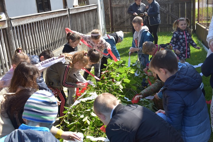 Májusfaállítás a Nagyberegi Tájházban