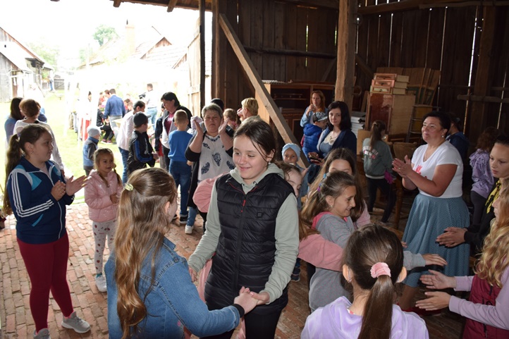 Pünkösdi népszokások megélése a Nagyberegi Tájházban. Fotó: Kárpátinfo/Kovács Elemér