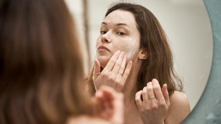 Szokások, amelyek észrevétlenül károsíthatják bőrünket