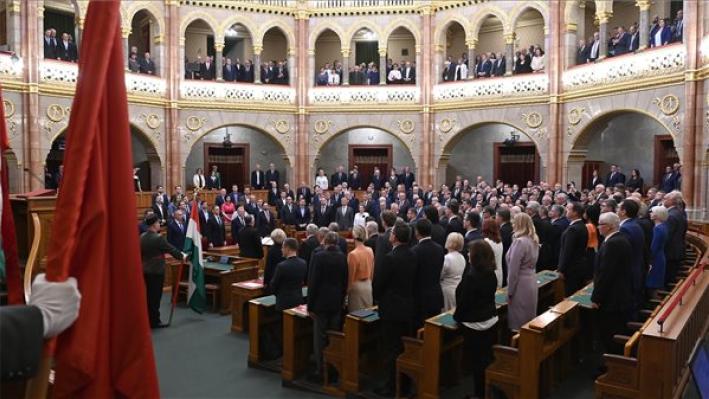 Orbán Viktor miniszterelnök (középen) leteszi esküjét az Országgyűlés ülésén 2022. május 16-án. MTI/Máthé Zoltán