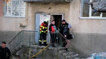 Nyolc embert kellett kimenteni egy ungvári kollégiumban keletkezett tűz miatt. Fotó: facebook.com/DsnsZakarpattya