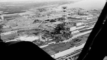 1986-ban, néhány nappal a katasztrófa után készült légi felvétel a csernobili atomerőműről (Fotó MTI)
