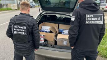 A rendfenntartók 1050 doboz cigarettát találtak az ungvári férfinél. Drónnal csempészte volna a cigarettát Szlovákiába. Fotó: Ukrán Állami Határőrszolgálat
