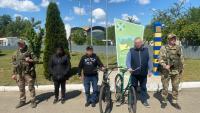 Kárpátalján őrizetbe vettek két férfit, akik Tiszaújlak közelében kerékpárral akarták átlépni a magyar határt a zöldhatáron keresztül. Fotó: Ukrán Állami Határszolgálat 