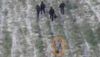 Katonaruhás kísérettel szökött át a határon Dédánál egy csoport férfi. Részlet a videóból