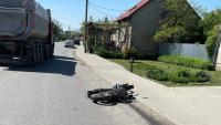 Kárpátalján, az Huszti járásban összeütközött egy motorkerékpár és egy teherautó, amelynek következtében a motorkerékpáros a helyszínen életét vesztette, utasát az intenzíven ápolják. Fotó: Nemzeti Rendőrség